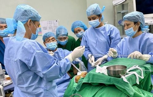 Kịp thời cứu sống cụ ông 75 tuổi bị hóc xương gà