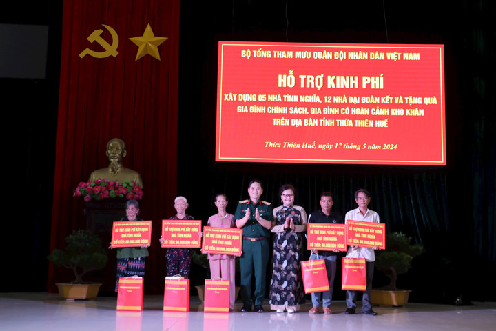 Bộ Tổng Tham mưu trao kinh phí hỗ trợ xây nhà cho gia đình khó khăn ở Huế