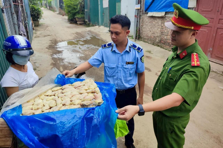 Hà Nội: Phát hiện và xử phạt 2 cơ sở kinh doanh cánh gà, mỹ phẩm lậu