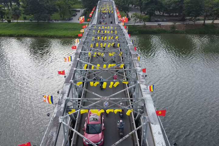 Rực rỡ sắc màu Đại lễ Phật đản tại thành phố Huế