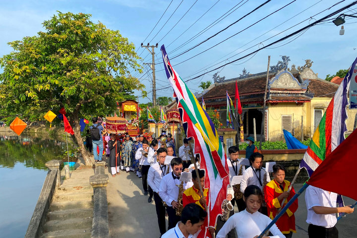 Lễ rước hoa Sen và dâng hoa, dâng hương lên Chủ tịch Hồ Chí Minh