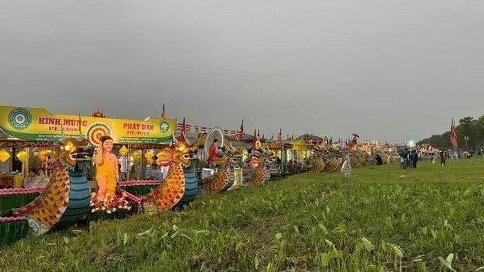 Diễn hành thuyền hoa mừng Đại lễ Phật đản trên sông Hương