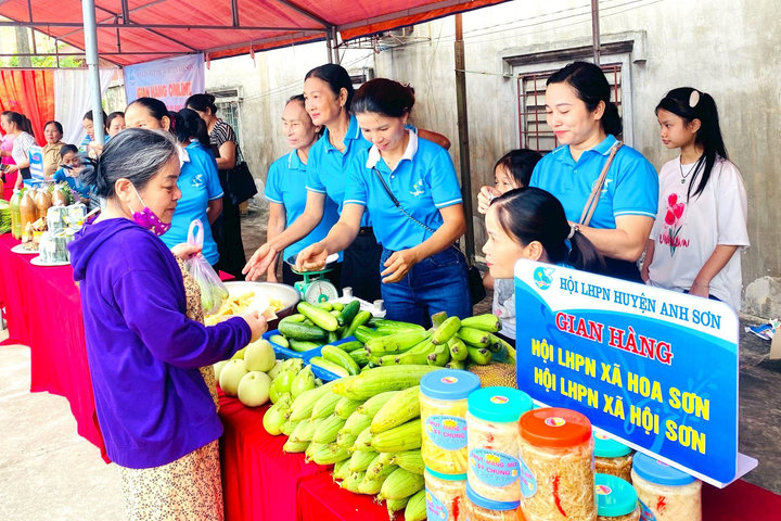 Phiên chợ truyền thông "nói không với thực phẩm bẩn"