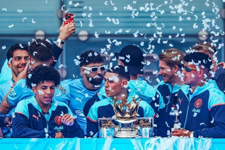 "Cơn bão xanh" trong lễ diễu hành lịch sử của Man City