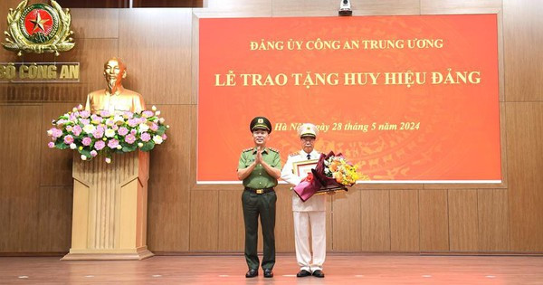 Thượng tướng Bùi Văn Nam, nguyên Thứ trưởng Bộ Công an nhận Huy hiệu cao quý của Đảng