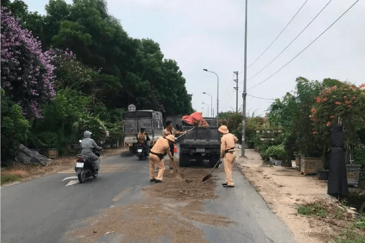 Hà Nội: Truy tìm phương tiện gây ra vệt dầu loang trên đường gom Võ Nguyên Giáp