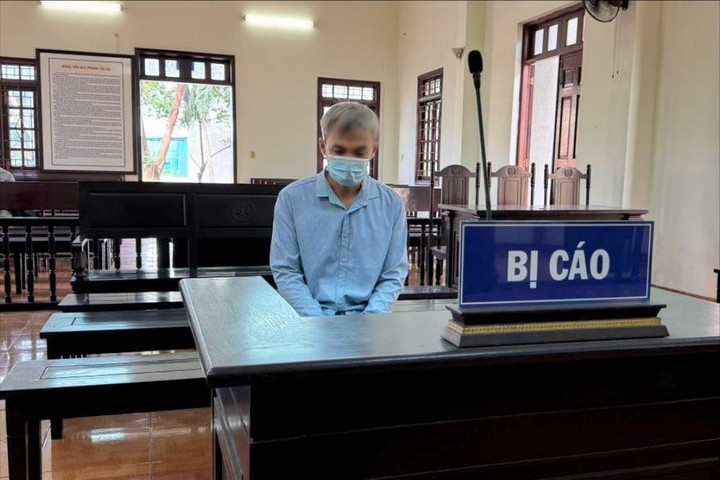 Hành hạ bé gái, người tình của mẹ lãnh 1 năm tù