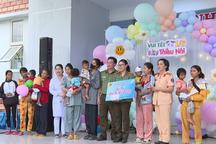 Lễ thiếu nhi cho các trẻ em ở Bệnh viện tỉnh Ninh Thuận