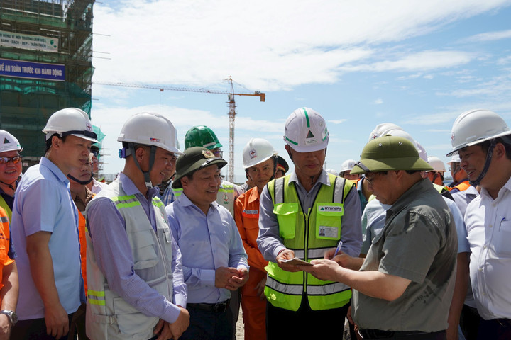 Thủ tướng Phạm Minh Chính kiểm tra các dự án trọng điểm tại Quảng Bình