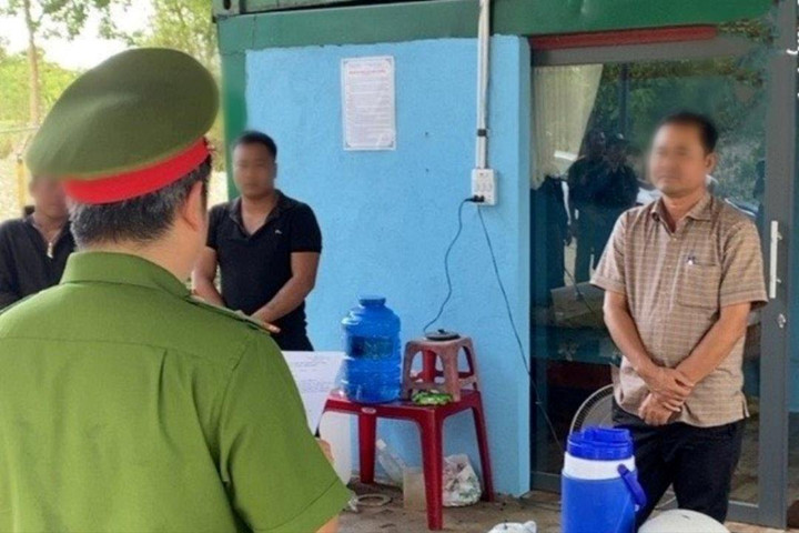 Phó Giám đốc chỉ đạo nhân viên khai thác cát vượt công suất cho phép