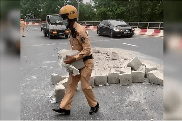 Hà Nội: Truy tìm xe làm rơi hàng chục khối bê tông xuống Quốc lộ 1B