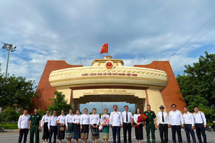 Đón đoàn TAND miền Trung (Lào) tại cửa khẩu Lao Bảo