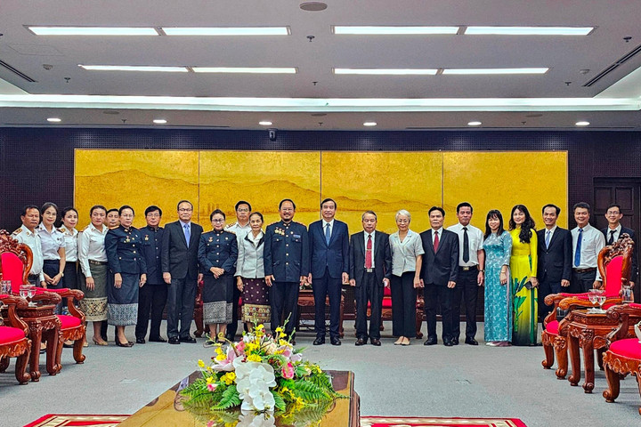 Đoàn TAND miền Trung (Lào) thăm, làm việc với UBND TP. Đà Nẵng