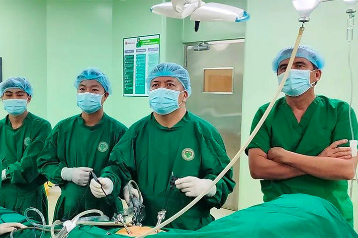 Cắt u tuyến thượng thận hiếm gặp bằng nội soi