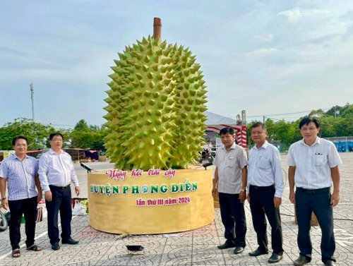 Hội chợ trái cây Phong Điền thu hút du khách đến tham quan, mua sắm
