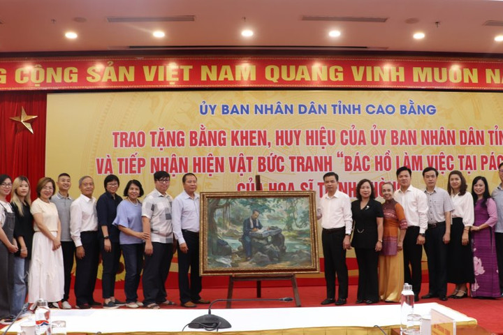 Tỉnh Cao Bằng tiếp nhận bức tranh quý “Bác Hồ làm việc tại Pác Bó”