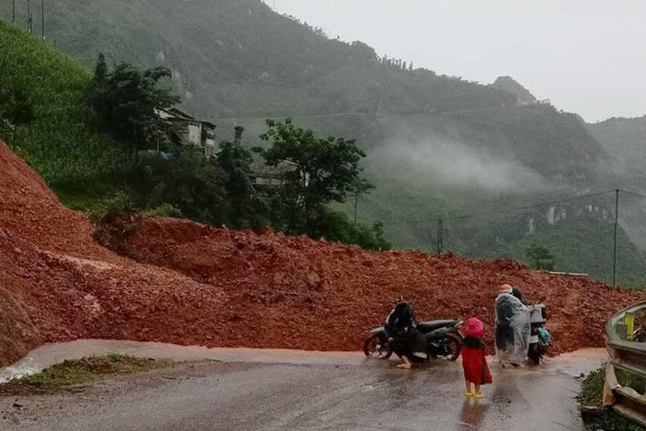 Sạt lở đất đá do mưa lũ, Quốc lộ 4C ách tắc nhiều giờ
