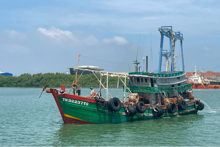 Bắt giữ 1 tàu vận chuyển dầu D.O trái phép