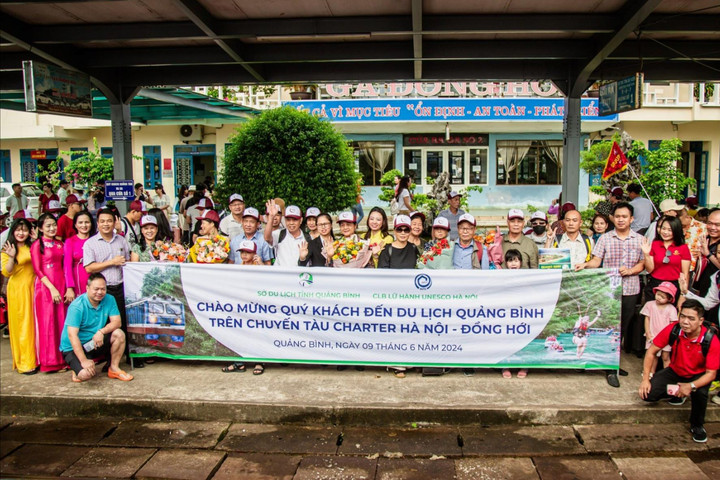 Gần 300 hành khách lần đầu tiên đến du lịch Quảng Bình bằng tàu hỏa