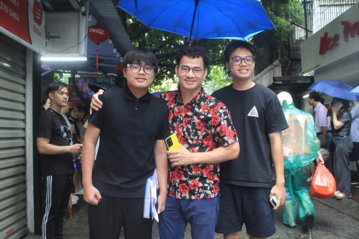 NSND Xuân Bắc đưa con trai Bi béo đi thi vào lớp 10