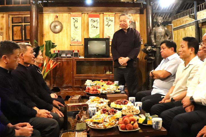 Chủ tịch nước Tô Lâm tiếp, trò chuyện với nhân dân xóm Pác Bó (Cao Bằng)