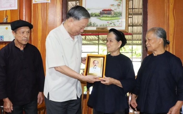 Hình ảnh giản dị của Chủ tịch nước Tô Lâm nơi miền quê cách mạng