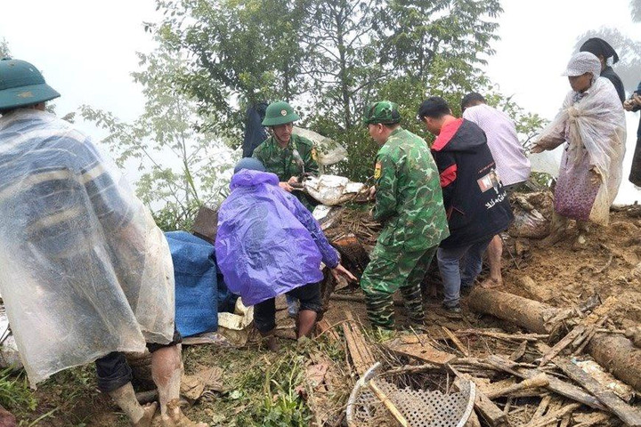 Cảm động những hình ảnh ấm tình người trong mưa lũ tại Hà Giang