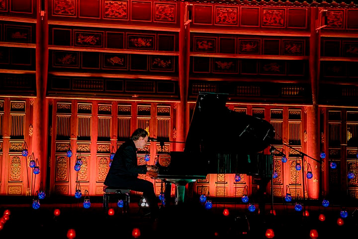 Thăng hoa cùng với màn biểu diễn của nghệ sĩ piano Steve Barakatt