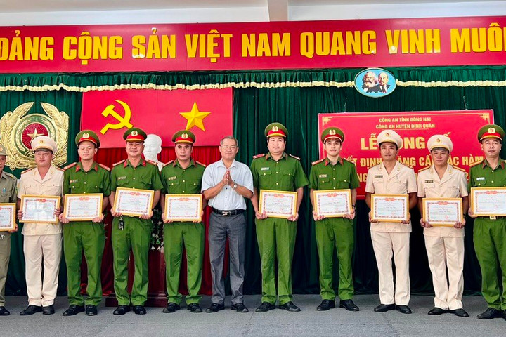 Huyện Định Quán khen thưởng đột xuất các cá nhân dũng cảm ngăn chặn hỗn chiến