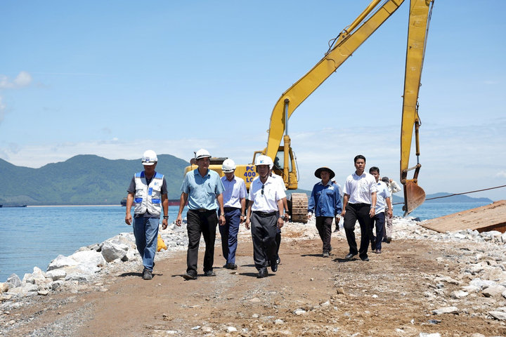 Đẩy nhanh tiến độ thi công đê chắn sóng cảng Chân Mây trước mùa mưa bão