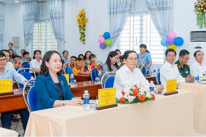 Phó Chủ tịch nước thăm, tặng quà cho Trung tâm Công tác xã hội và Bảo trợ trẻ em