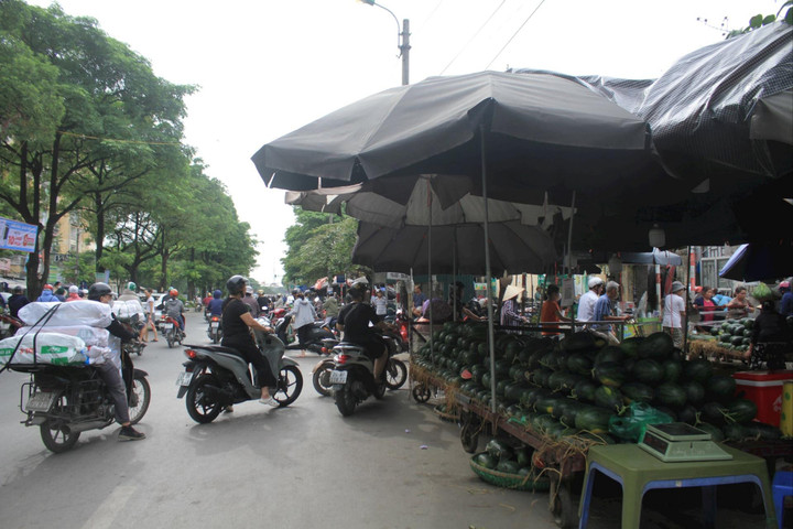 Hà Nội: Tái diễn tình trạng vi phạm trật tự đô thị khu vực Chợ đầu mối phía Nam