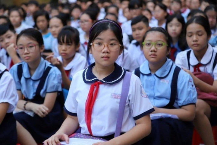 Phụ huynh học sinh ở Hà Nội tập dượt đăng ký tuyển sinh trực tuyến vào mầm non, lớp 1 và lớp 6