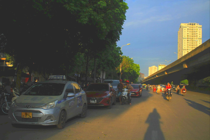 Hà Nội: Dừng, đỗ lấn chiếm lòng đường trước khu đô thị Kim Văn - Kim Lũ