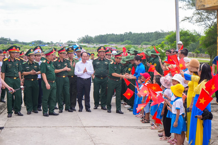 Đoàn công tác Bộ Quốc phòng thăm, làm việc tại huyện đảo Bạch Long Vĩ