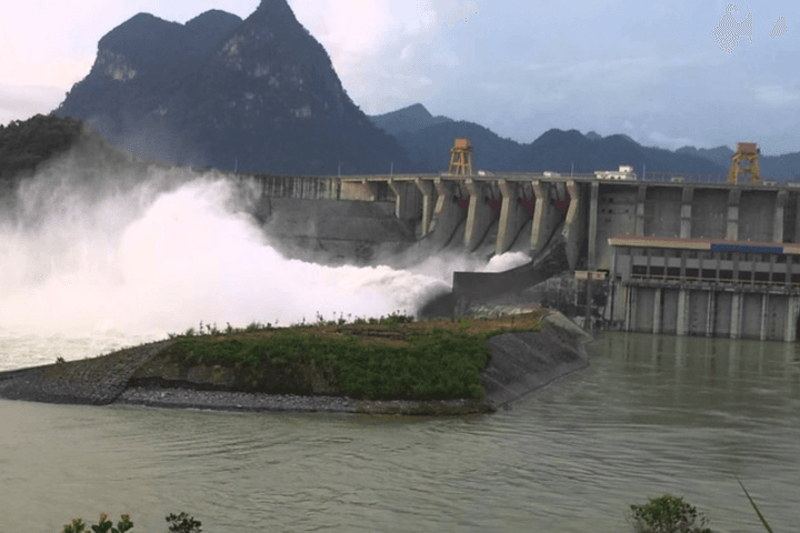 Hai thủy điện lớn Sơn La, Tuyên Quang hỏa tốc xả lũ