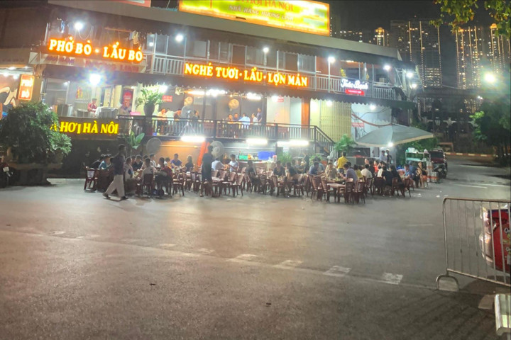 Quận Thanh Xuân (Hà Nội): Lòng đường thành "bàn nhậu"