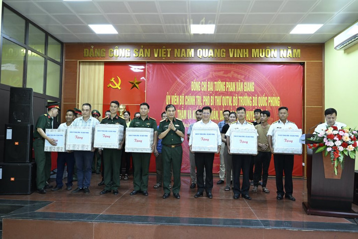 Bộ trưởng Bộ Quốc phòng thăm và làm việc tại huyện Cô Tô