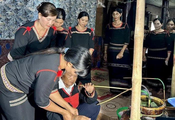 Phục dựng nghi lễ cúng sức khỏe của người Ê Đê