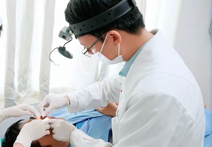 Nam bệnh nhân hoại tử sụn mũi vì nặn mụn bằng tay
