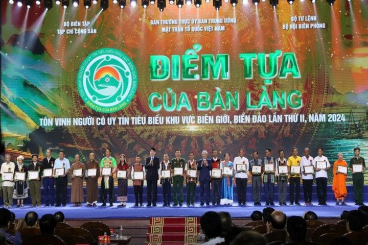 Tôn vinh 200 người có uy tín tiêu biểu, "điểm tựa của bản làng"