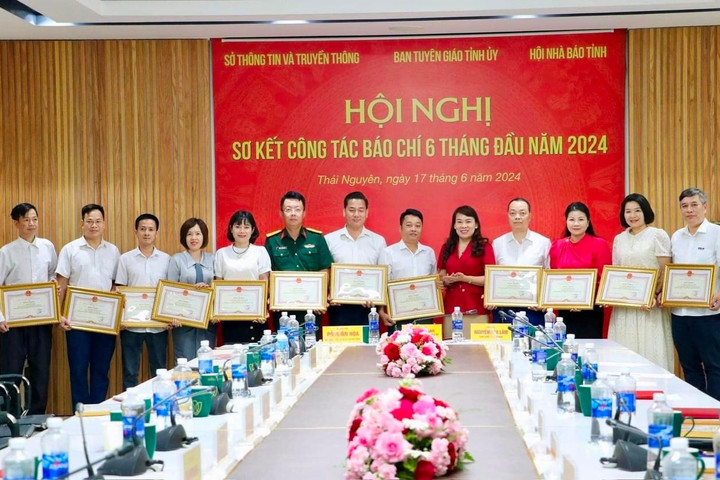 Tuyên dương các cơ quan báo chí và các nhà báo tiêu biểu tỉnh Thái Nguyên
