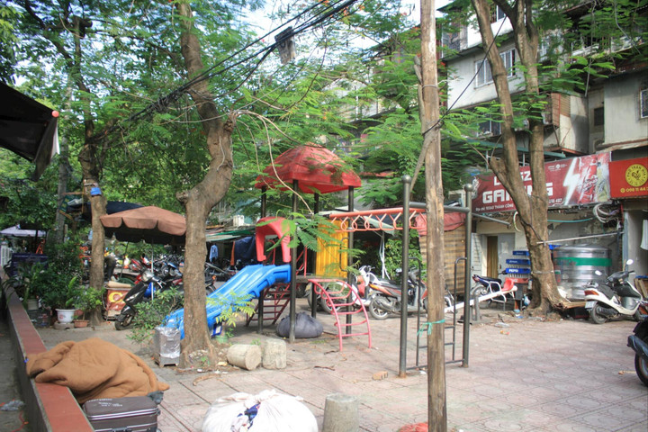 Hà Nội: Sân chơi công cộng đã thiếu còn “bị chiếm”