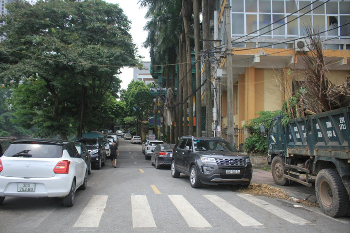 Hà Đông (Hà Nội): Phương tiện dừng, đỗ tràn lan lòng đường phố Nhuệ Giang