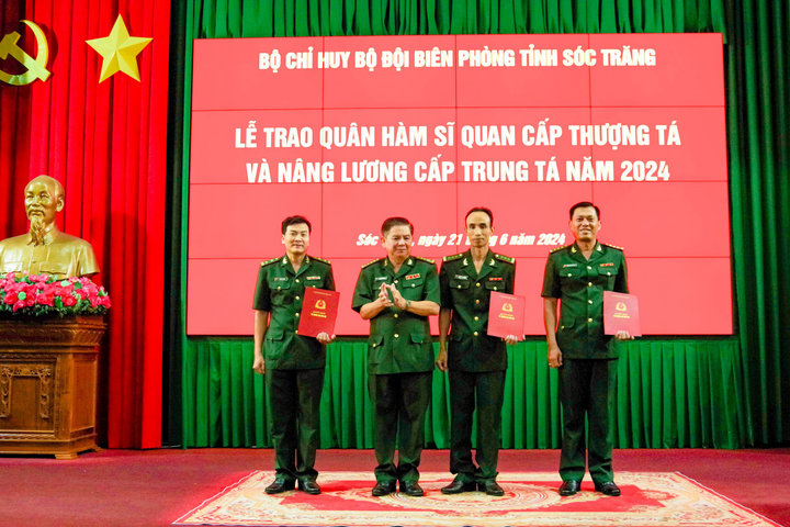 BĐBP Sóc Trăng trao quân hàm sĩ quan cấp thượng tá năm 2024
