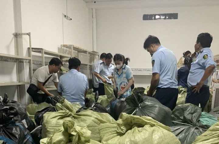 Tạm giữ nhiều tấn hàng không rõ nguồn gốc bán qua livestream