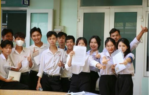 Đồng Tháp: Các thí sinh phấn khởi với đề thi Ngữ văn vừa sức, sát chương trình học