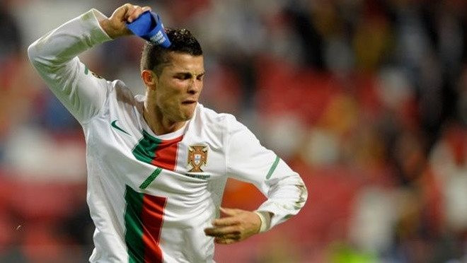 Cái đầu nóng của Ronaldo bao năm vẫn vậy