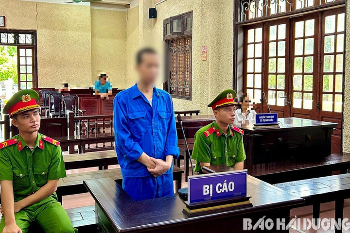 Giấu dao trong người, tìm vợ cũ đâm nhiều nhát