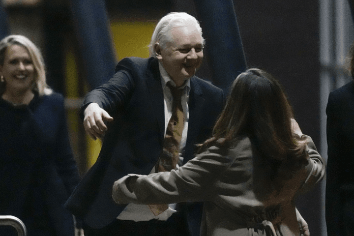 Nhà sáng lập WikiLeaks Julian Assange được trả tự do